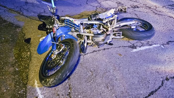 scontro auto moto grave un 17enne sbalzato nel fosso video