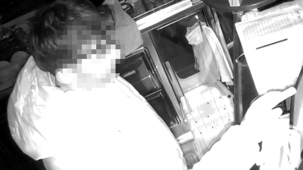 Il ladro immortalato dalle telecamere del locale