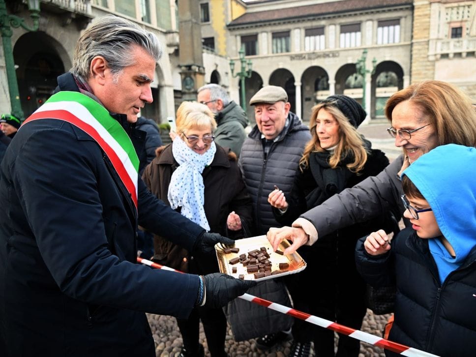 Sergio Gandi distribuisce cioccolato