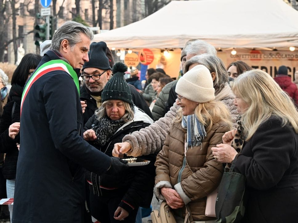 Sergio Gandi distribuisce cioccolato