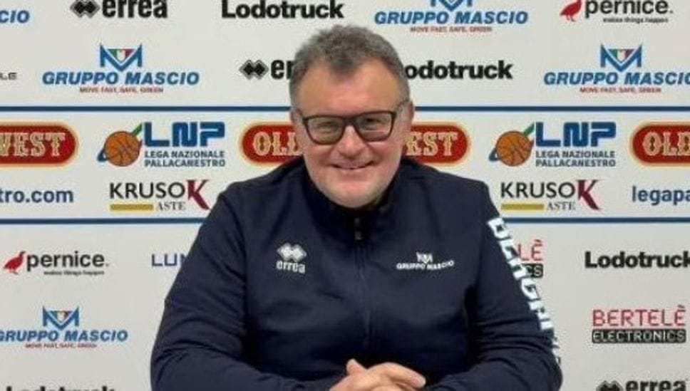 Stefano Mascio durante la conferenza stampa post match della Blu Basket Bergamo contro il Verona di mercoledì 21 gennaio (uno screenshot da Facebook)