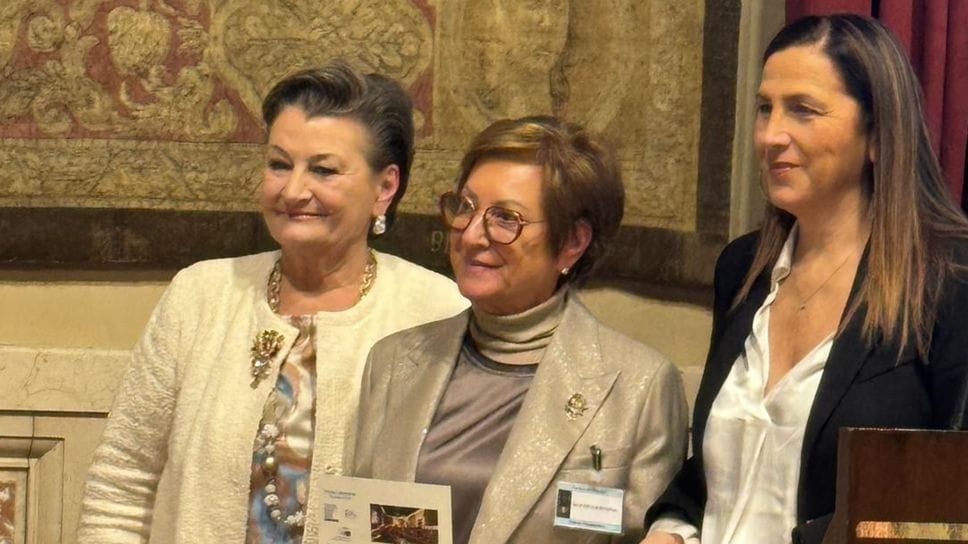 Da sinistra Anna Maria Gandolfi, consigliera di Parità di Regione Lombardia, Giovanna Terzi Bosatelli e Filomena D’Antini, consigliera nazionale di Parità