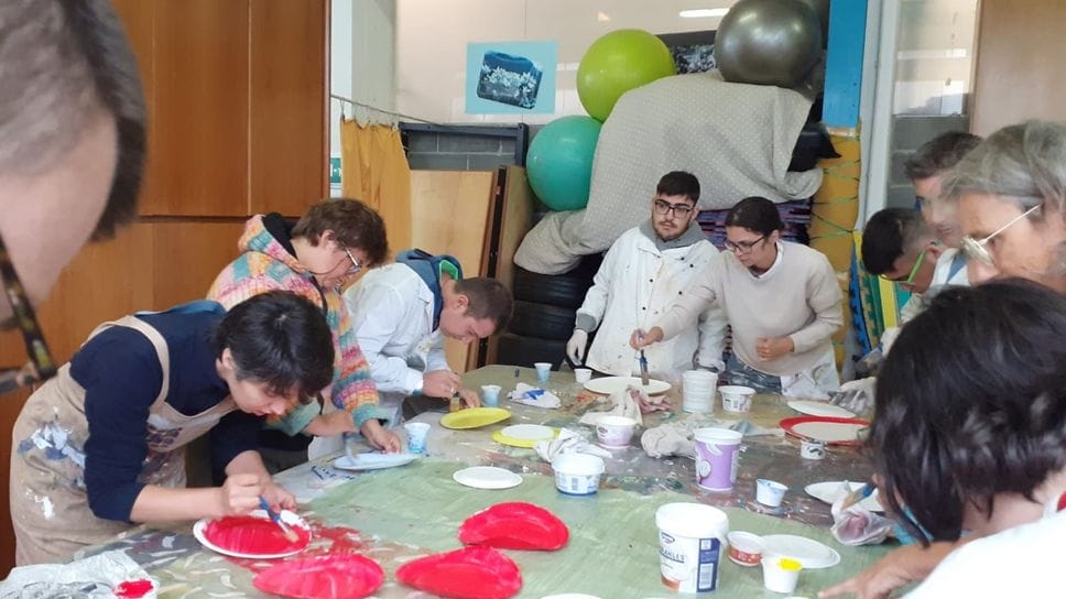 Al lavoro per la preparazione della mostra. Sono una quarantina le persone accolte dall’associazione, dai 18 ai 55 anni, non solo della Bergamasca. La sede è al Villaggio degli Sposi