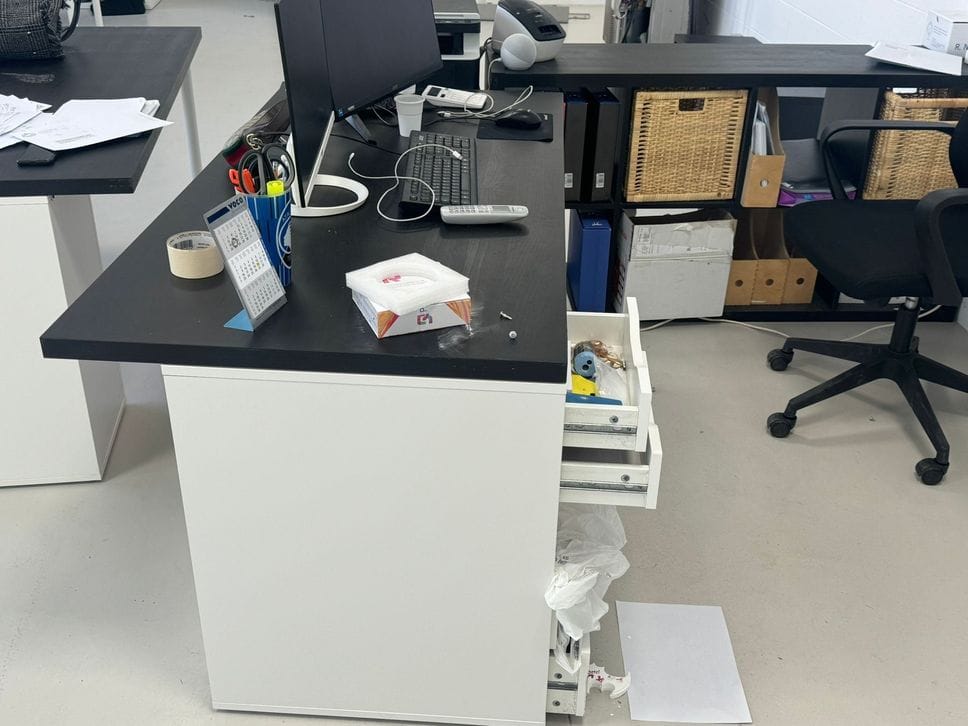 Anche le scrivanie nel mirino