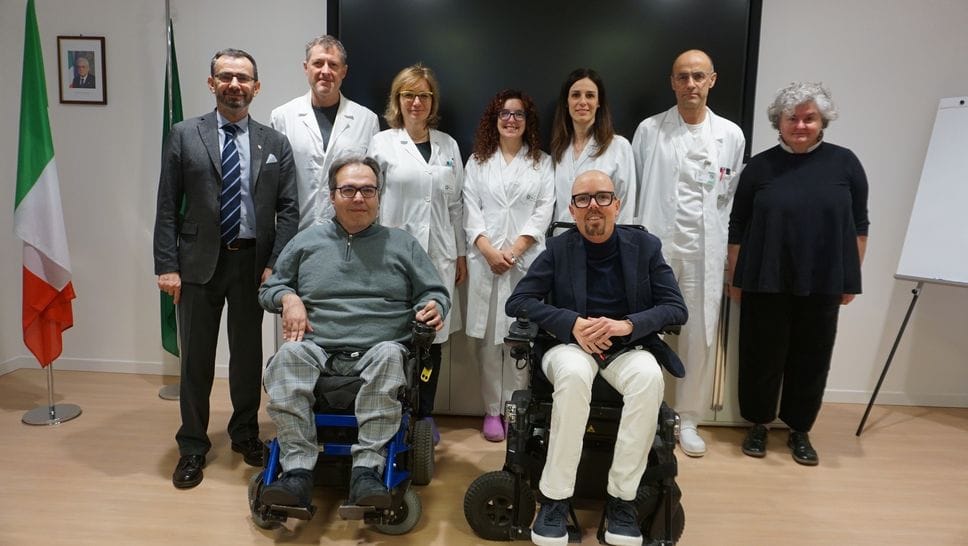 In prima fila da sinistra Alberto Fontana e Matteo Gualandris. Dietro da sinistra Francesco Locati e l’équipe della Neurologia che segue i pazienti con distrofia muscolare, con il Direttore, Alfonso Ciccone