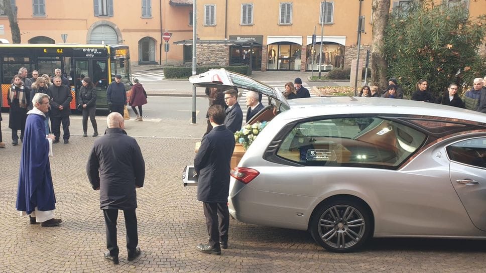 L’arrivo del feretro a Colognola