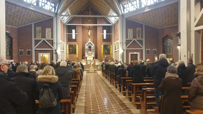 dolore ai funerali di benedetti non facciamoci divorare dalla rabbia una nuova sciarpa al semaforo