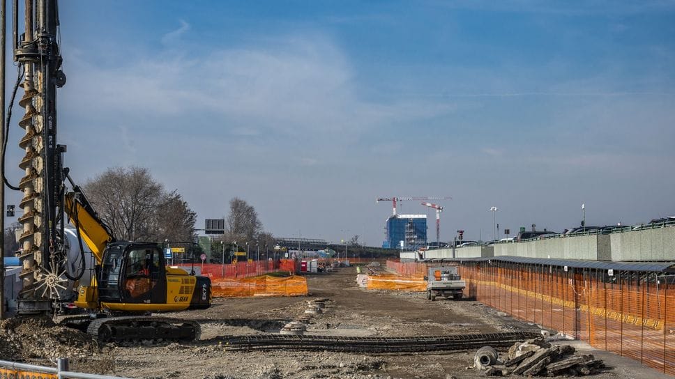 La nuova strada in costruzione verso l’aeroporto. Le corsie attuali saranno occupate dai binari