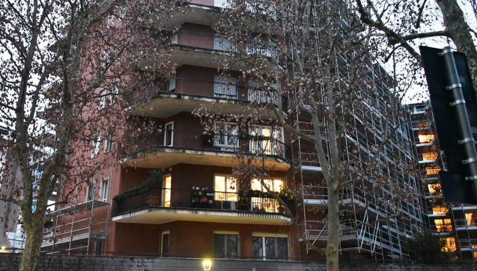 La palazzina all’angolo tra via Zanica e via Mozart: i ladri sono saliti e scesi dall’impalcatura