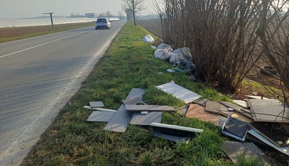 Residui di lavorazioni in cartongesso ai margini di via Verdella