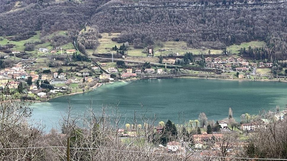 Spinone (in primo piano) e Monasterolo del Castello, sul lago d’Endine