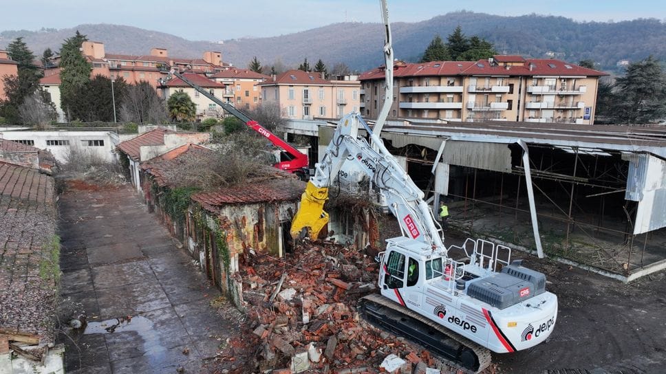 I mezzi della Crs in azione per la demolizione dei capannoni pericolanti dell’ex Reggiani