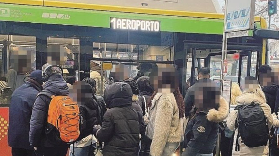 La calca ieri pomeriggio per salire sul bus della Linea 1