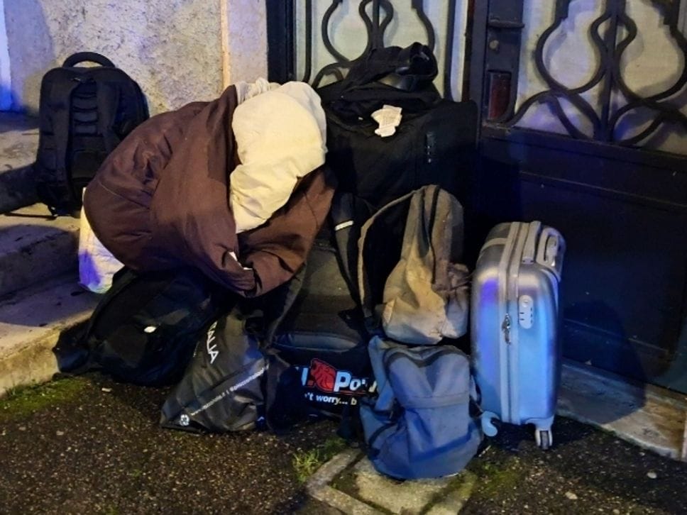 Le valigie di un residente delle case evacuate