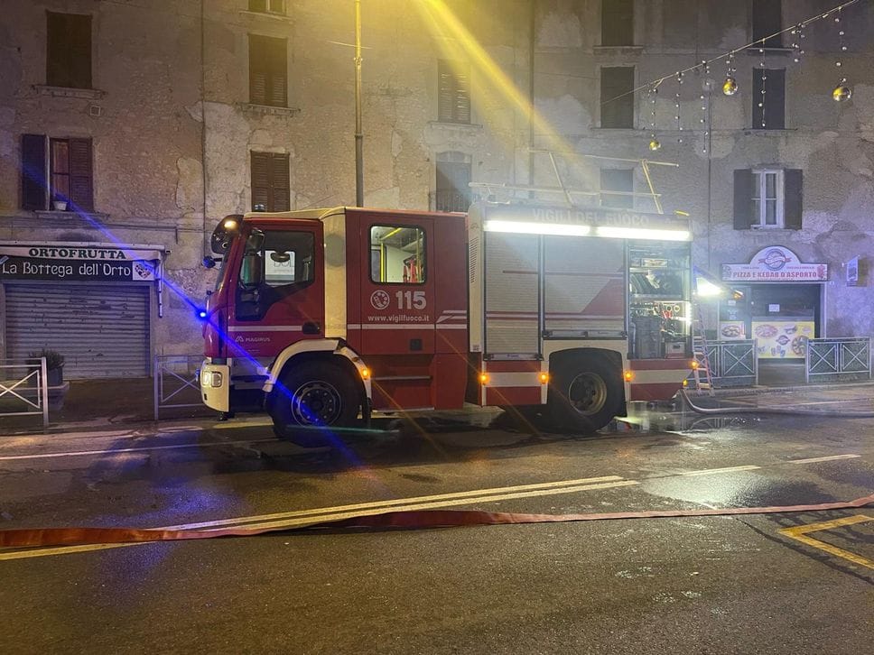 Incendio a Boltiere: sei le squadre dei vigili del fuoco in azione
