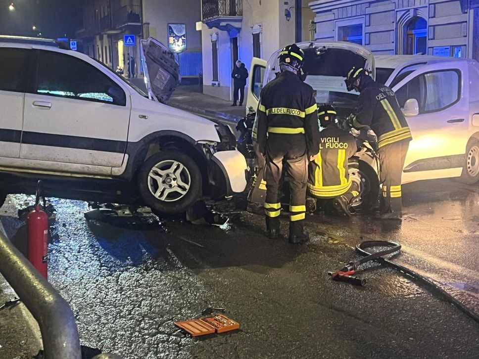 I vigili del fuoco sono intervenuti a San Giovanni Bianco per un incidente frontale in cui si è ferito un 44enne