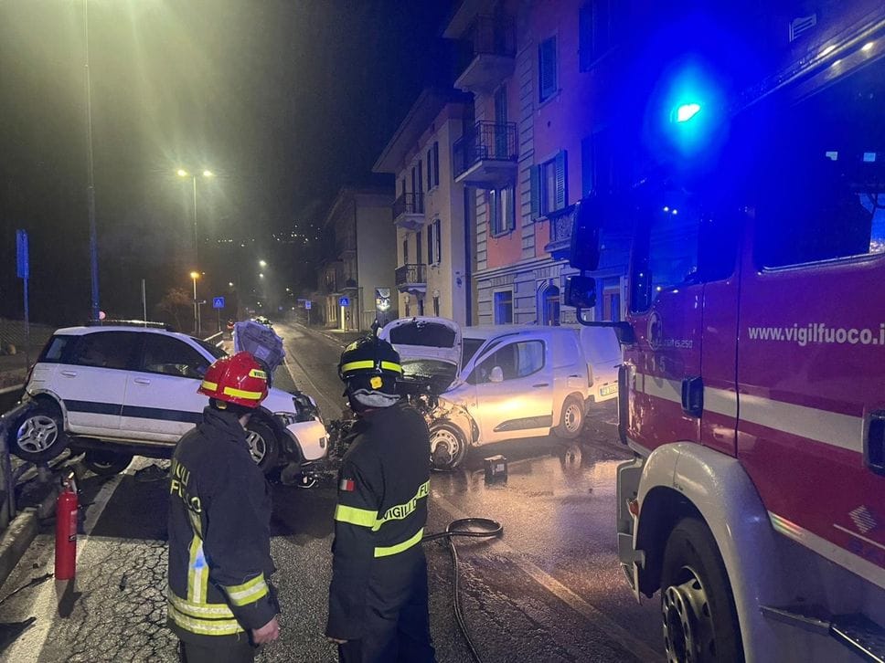 I vigili del fuoco sono intervenuti a San Giovanni Bianco per un incidente frontale in cui si è ferito un 44enne