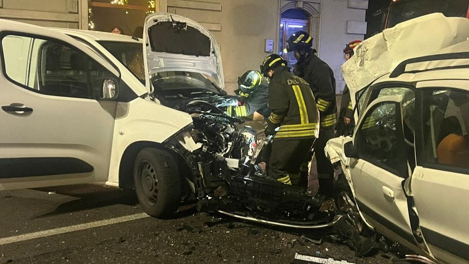 I vigili del fuoco sono intervenuti a San Giovanni Bianco per un incidente frontale in cui si è ferito un 44enne