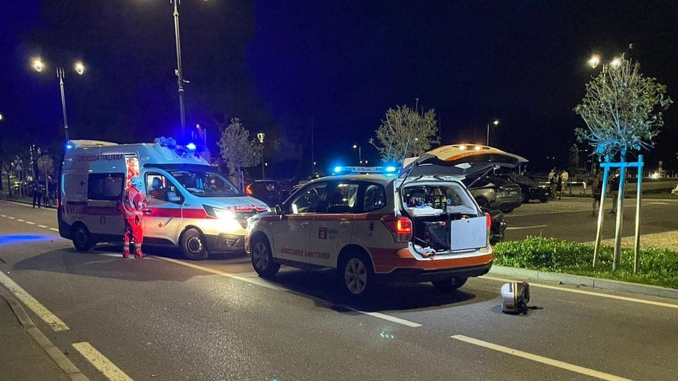 Ambulanza e auto medicalizzata sul luogo di un incidente