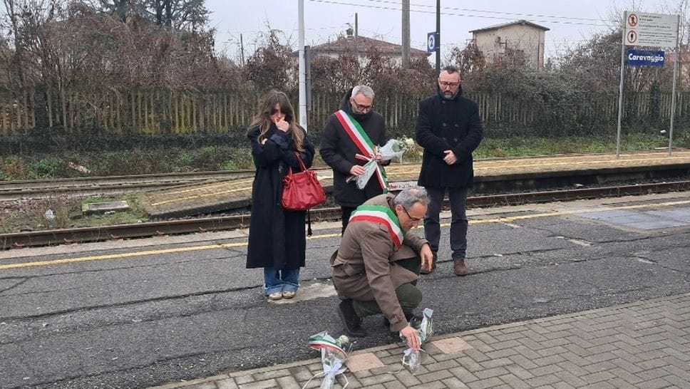 Pietre di inciampo e fiori per commemorare le vittime del disastro di Pioltello