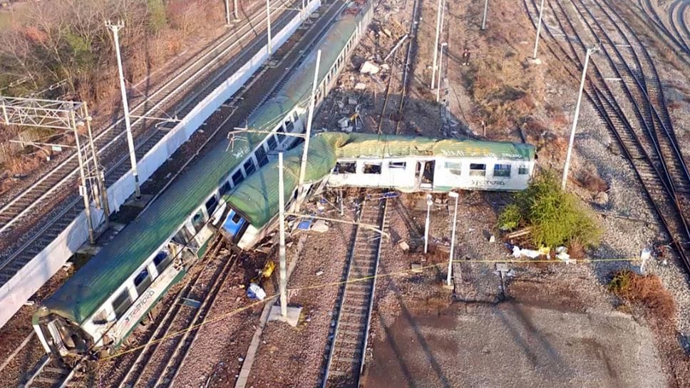 Un’immagine dell’incidente ferroviario di Pioltello