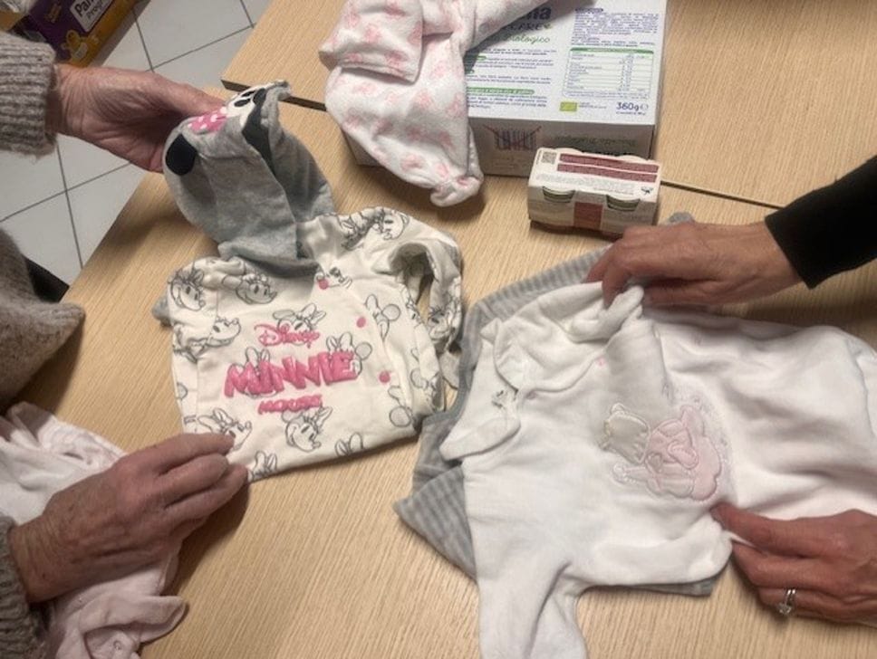 Si ripiegano i vestiti per i bambini