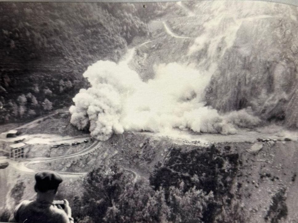Una immagine storica di una «volata» nella cava dell’imprenditore originario di Zogno