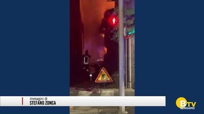 https://storage.ecodibergamo.it/media/photologue/2026/1/26/photos/cache/boltiere-grave-incendio-nel-centro-del-paese-una-famiglia-resta-fuori-casa_676515be-fad6-11f0-8b02-573f5ae58ea6_display.jpg