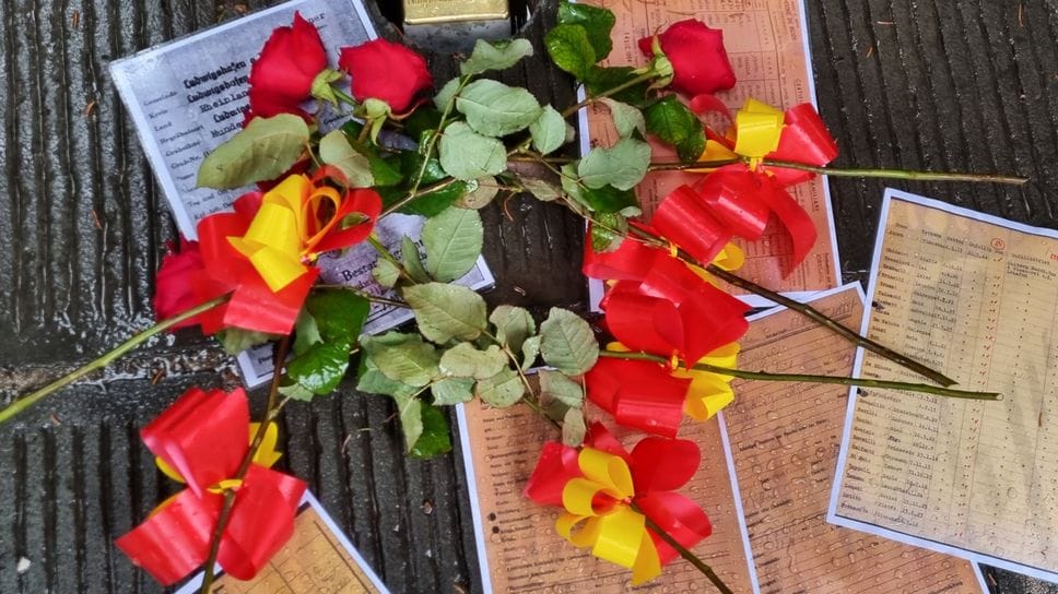 Pietra d’inciampo e fiori per il Giorno della Memoria