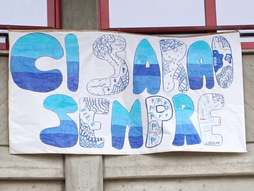 Uno striscione per ricordare Carlo, morto a 12 anni