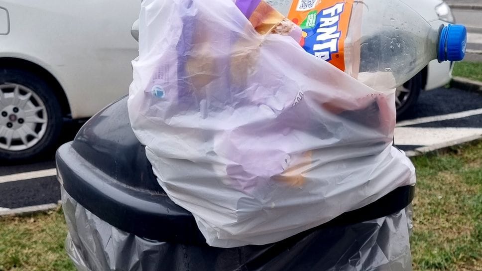 Un cestino usato come «discarica»