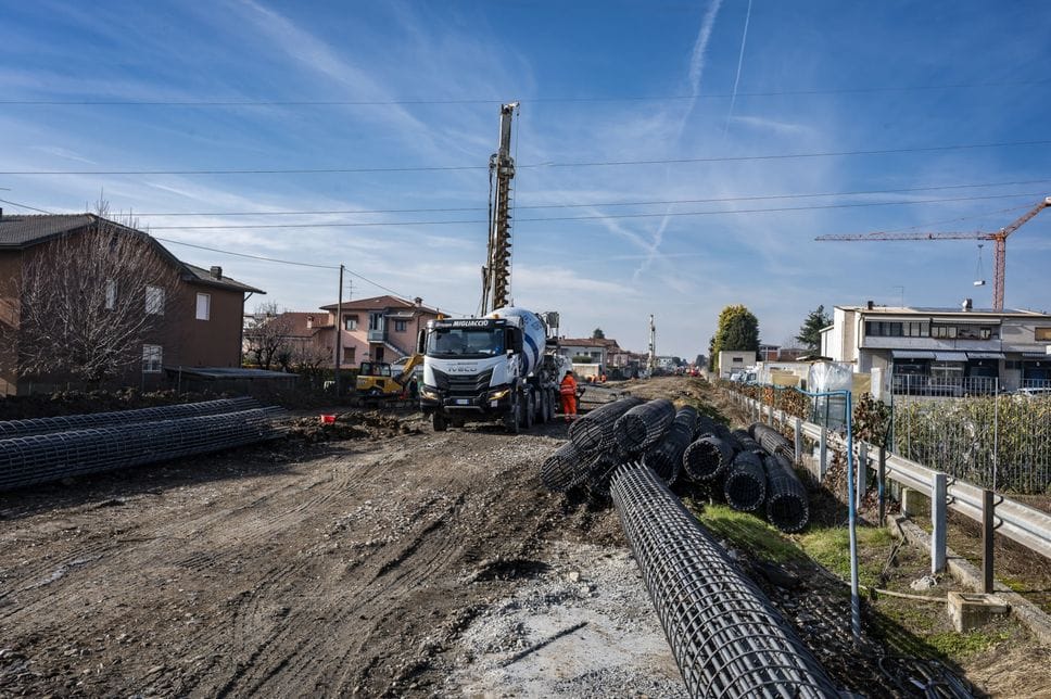 I mezzi all’opera lungo il cantiere