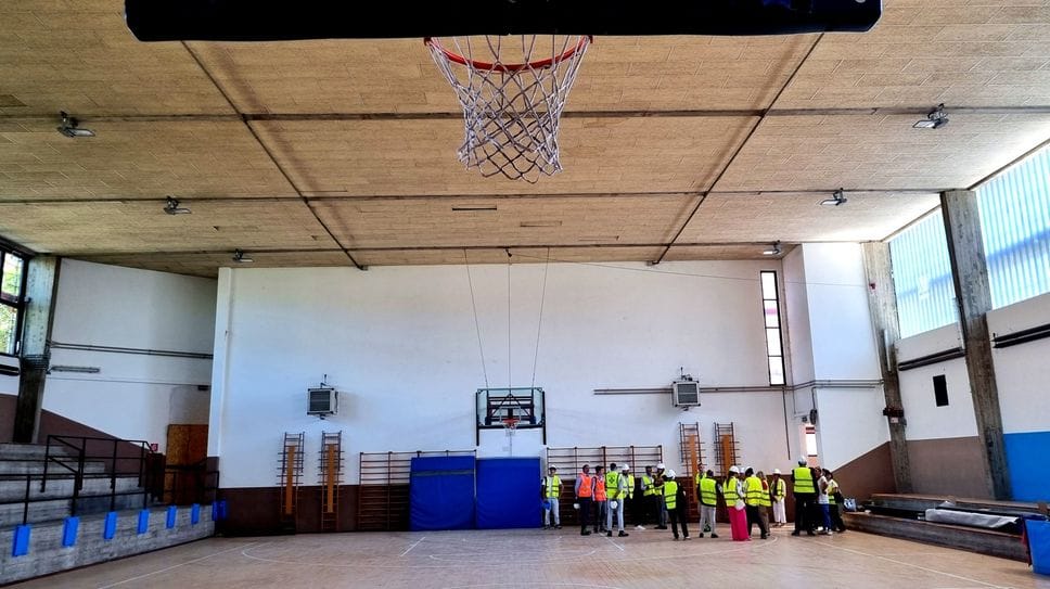 La palestra Carpinoni, nell’omonima via, quartiere Carnovali, nella quale giocano un paio di società sportive di basket