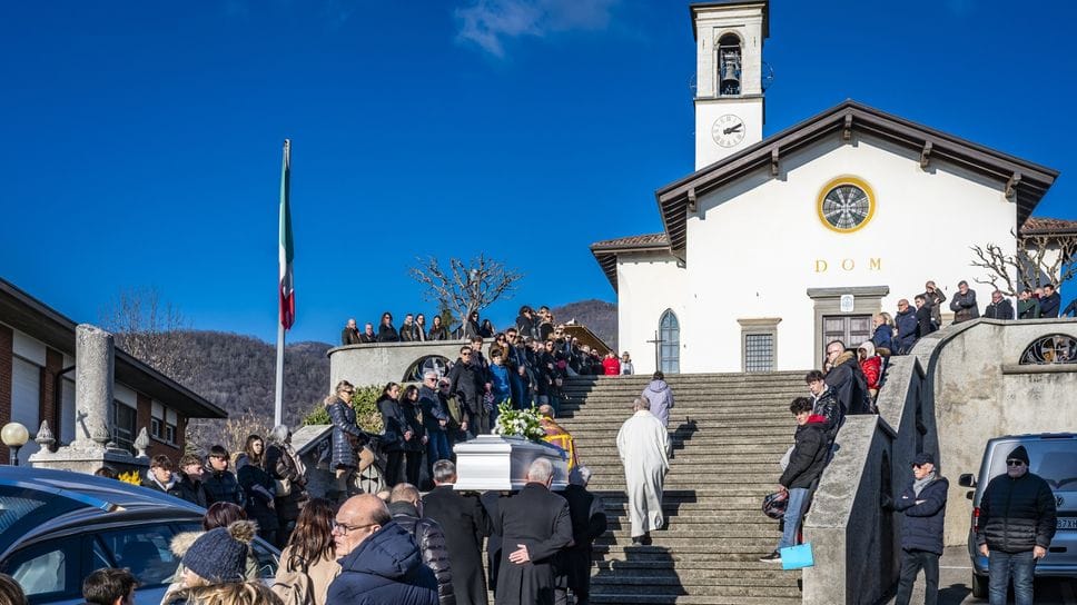 Folla ad Azzonica per l’ultimo saluto a Carlo Pasta