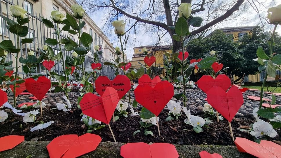 L’atto di memoria a cura di studenti dell’Istituto comprensivo Donadoni nel parco di Palazzo Frizzoni, sede del Comune di Bergamo