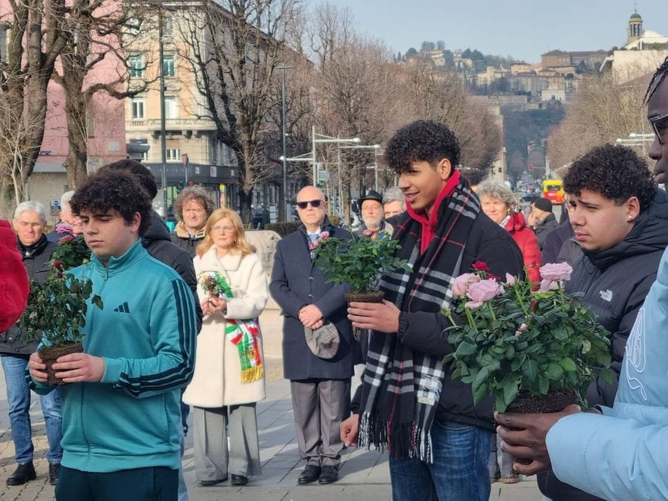 Alla stazione ferroviaria il momento di celebrazione di Aned Bergamo e degli studenti dell’Itis Paleocapa con l’organizzazione di Isrec e Cgil