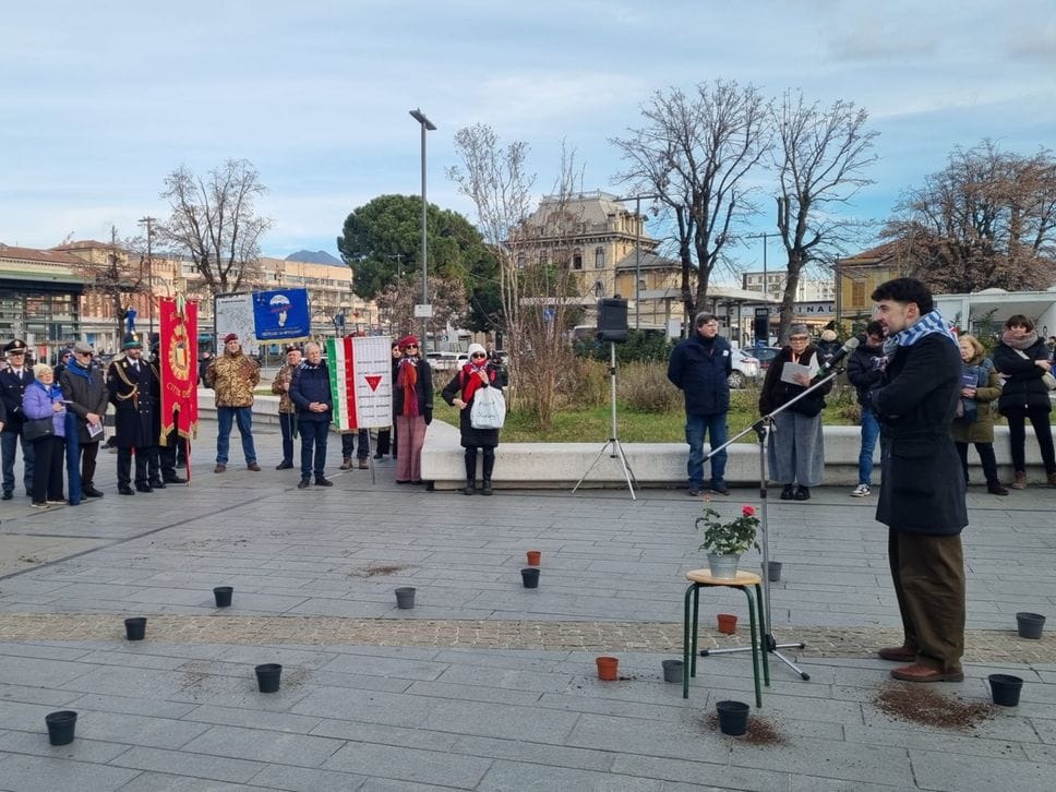 Alla stazione ferroviaria il momento di celebrazione di Aned Bergamo e degli studenti dell’Itis Paleocapa con l’organizzazione di Isrec e Cgil