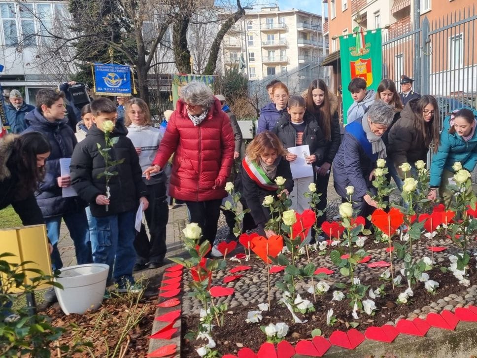 L’atto di memoria a cura di studenti dell’Istituto comprensivo Donadoni nel parco di Palazzo Frizzoni, sede del Comune di Bergamo
