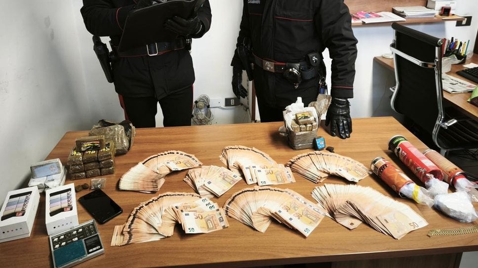 La droga e i contanti sequestrati nell’operazione congiunta Bergamo-Brescia contro lo spaccio di droga