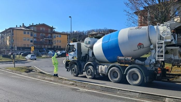 ponte di brivio primo giorno di divieti i camion deviati a calolzio olginate