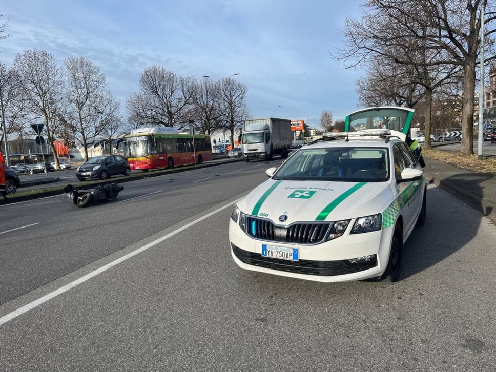 La scena dell’incidente tra una moto e un camion in via Borgo Palazzo a Bergamo verso le 8.30 di martedì 27 gennaio in cui è morta una donna di 52 anni