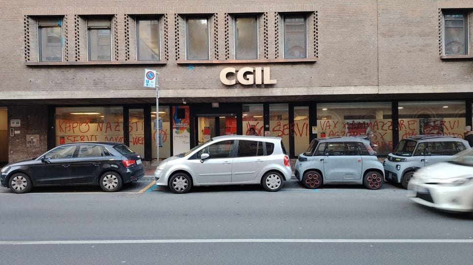 Le vetrate della sede della Cgil di Bergamo n via Garibaldi imbrattate da scritte no vax. È successo nella notte tra lunedì 26 e martedì 27 gennaio.