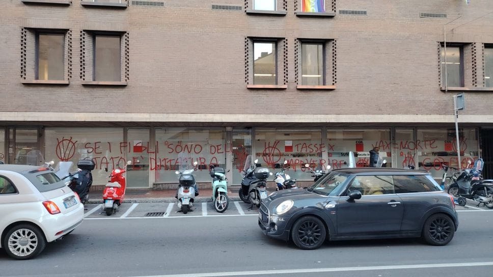 Le vetrate della sede della Cgil di Bergamo n via Garibaldi imbrattate da scritte no vax. È successo nella notte tra lunedì 26 e martedì 27 gennaio.