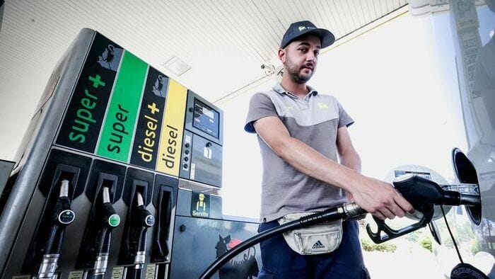 https://storage.ecodibergamo.it/media/photologue/2026/1/27/photos/cache/si-fermano-i-rialzi-dei-prezzi-dei-carburanti_7c06f1d8-fb5b-11f0-8b02-573f5ae58ea6_v3_large_16_9.jpg