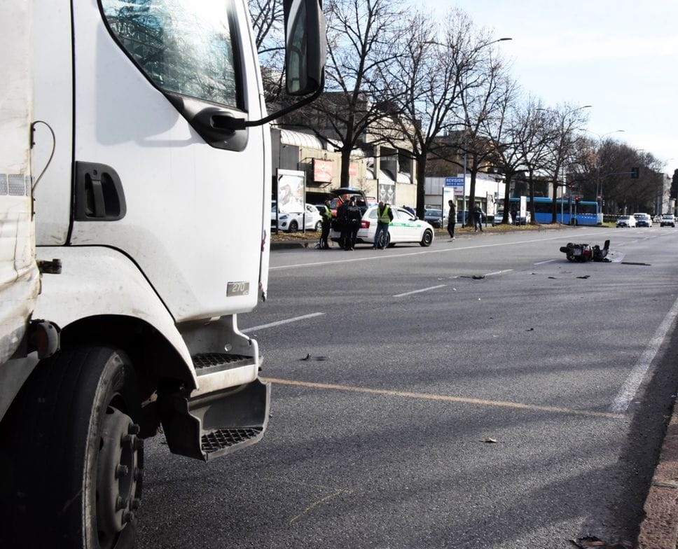 Il tratto di strada è rimasto chiuso per diverse ore