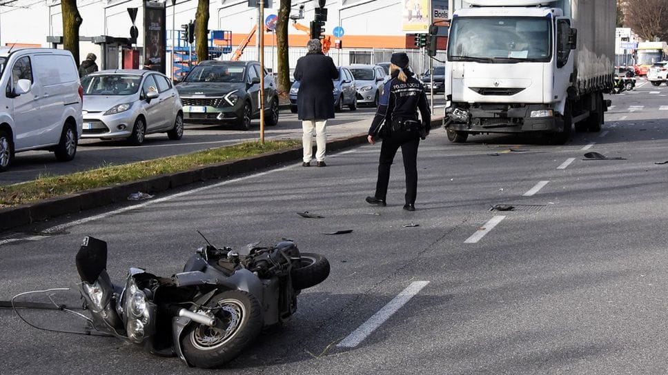 La moto di Angela Varzaru e, sullo sfondo, il camion che l’ha investita