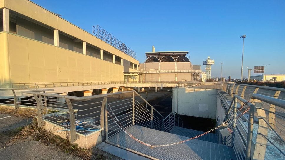 Una scalinata che porta verso i posteggi interrati dell’ex centro commerciale, «chiusa» da una catenella