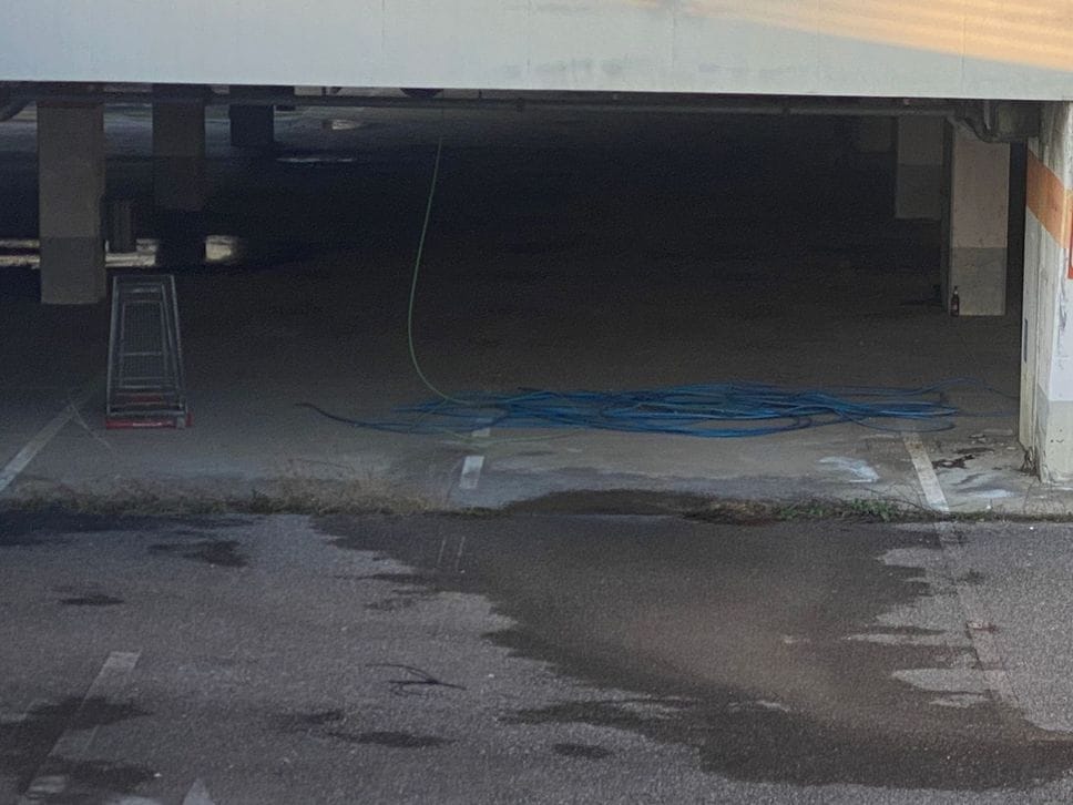 Un carrello in  verticale verso il controsoffitto e i cavi srotolati a terra