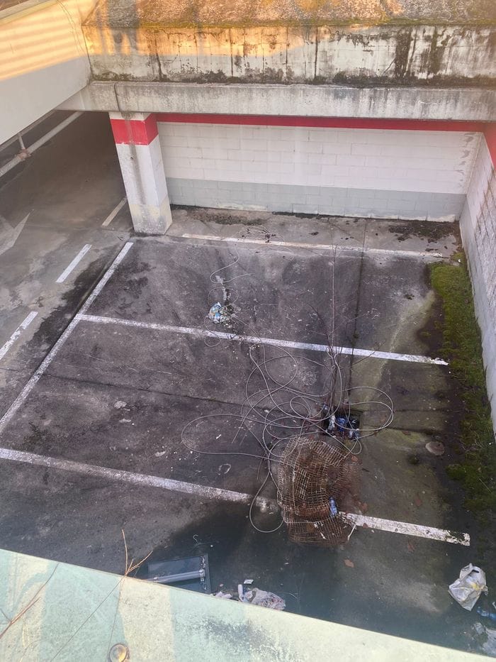 Residui in plastica di cavi rubati