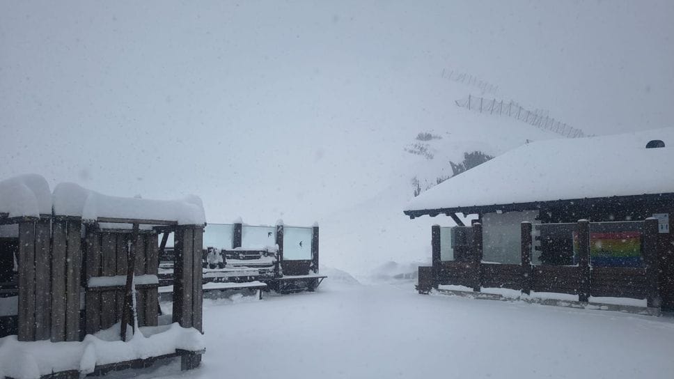 Il rifugio Mirtillo a Lizzola ieri sera e stamattina (28 gennaio), durante la nevicata